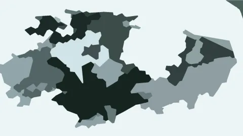 Abstrakte Komposition aus dunkelgrünen, grauen und blassblauen Flächen mit zackigen Rändern auf hellem Hintergrund.