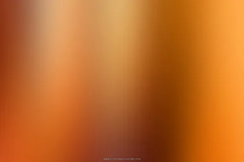 Unscharfer Verlauf in Orange, Rot und Ocker mit hellen Streifen von oben nach unten und dunkleren Bereichen rechts.