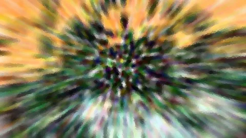 Abstrakte Komposition mit radialem Zoomeffekt: Strahlen laufen von einem dunklen, grünen Zentrum nach außen, im Hintergrund leuchtet Orange, mosaikartig pixelig.