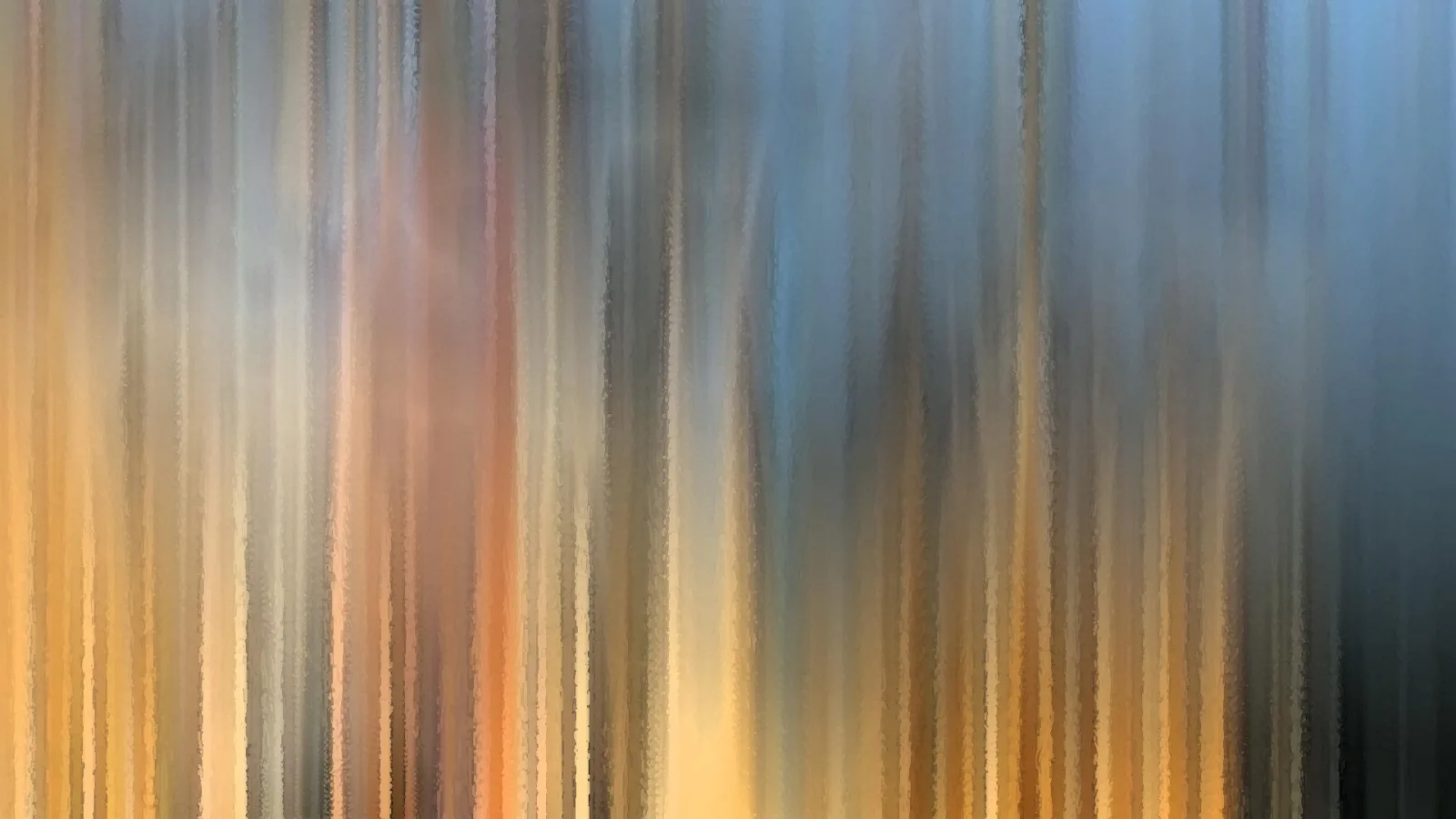 Abstraktes Bild aus vertikalen, verwischten Streifen in Gold, Orange, Grau und Blau, die von unten nach oben verlaufen und an einigen Stellen leicht gezackte Kanten zeigen.