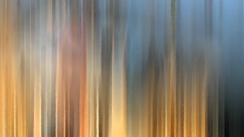 Abstraktes Bild aus vertikalen, verwischten Streifen in Gold, Orange, Grau und Blau, die von unten nach oben verlaufen und an einigen Stellen leicht gezackte Kanten zeigen.