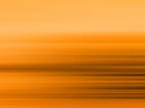 Abstrakte Fläche aus orangefarbenen Tönen mit horizontalen, verschwommenen dunkleren Streifen, die von oben nach unten dichter werden.
