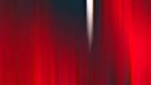 Abstrakte vertikale Schlieren in Rot und Dunkelblau, in der Mitte ein heller, silbriger Lichtstreifen.