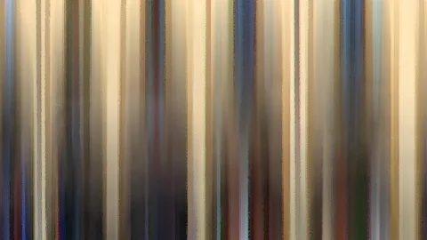 Abstrakte Komposition aus vertikalen, verwischten Streifen in Creme, Beige, Grau, Blau und Braun, die von oben bis unten verlaufen.