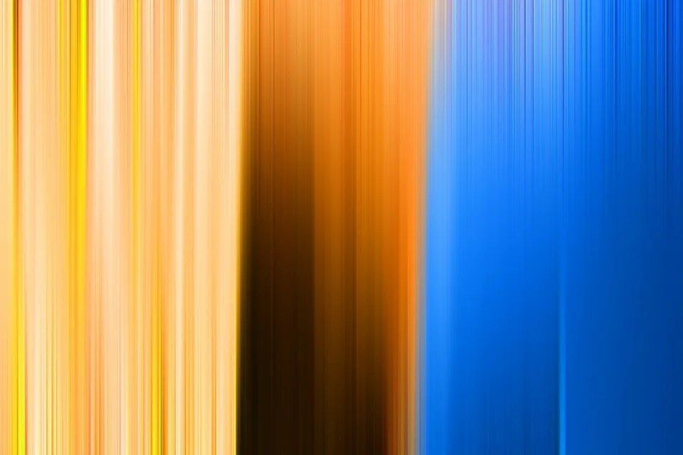 Abstrakte Bewegungsunschärfe aus senkrechten Streifen: links helles Gelb und Orange, in der Mitte dunkles Braun, rechts kräftiges Blau.