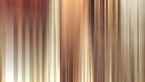 Abstraktes Bild aus vertikalen, verwischten Streifen in Braun, Beige, Rostrot und Cremeweiß.