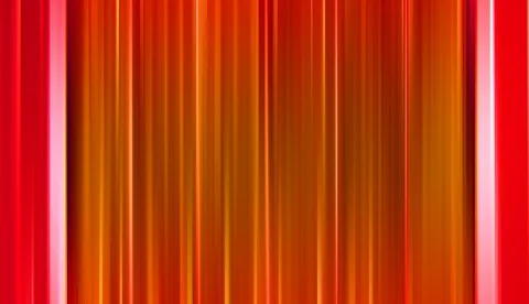Vertikale Streifen in Rot und Orange, die wie verwischte Bewegung wirken.