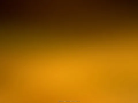 Weicher Farbverlauf von dunklem Braun oben zu leuchtendem Orange unten, mit einer hellen Zone in der unteren Mitte.