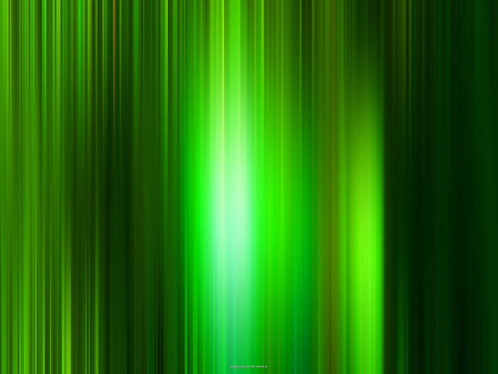 Abstrakte vertikale Streifen in Grün, in der Mitte leuchtet ein heller Lichtstrahl nach oben und unten.
