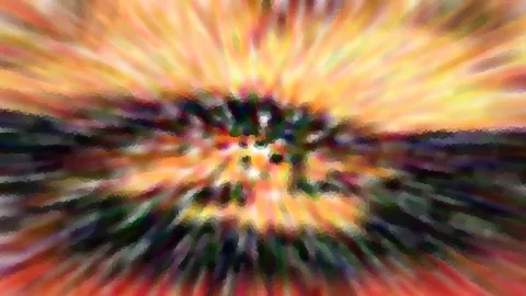 Abstrakte Aufnahme mit radialem Zoomeffekt: dunkle Bäume im Zentrum, umgeben von orange-gelbem Licht und Streifen in Rot und Grün.
