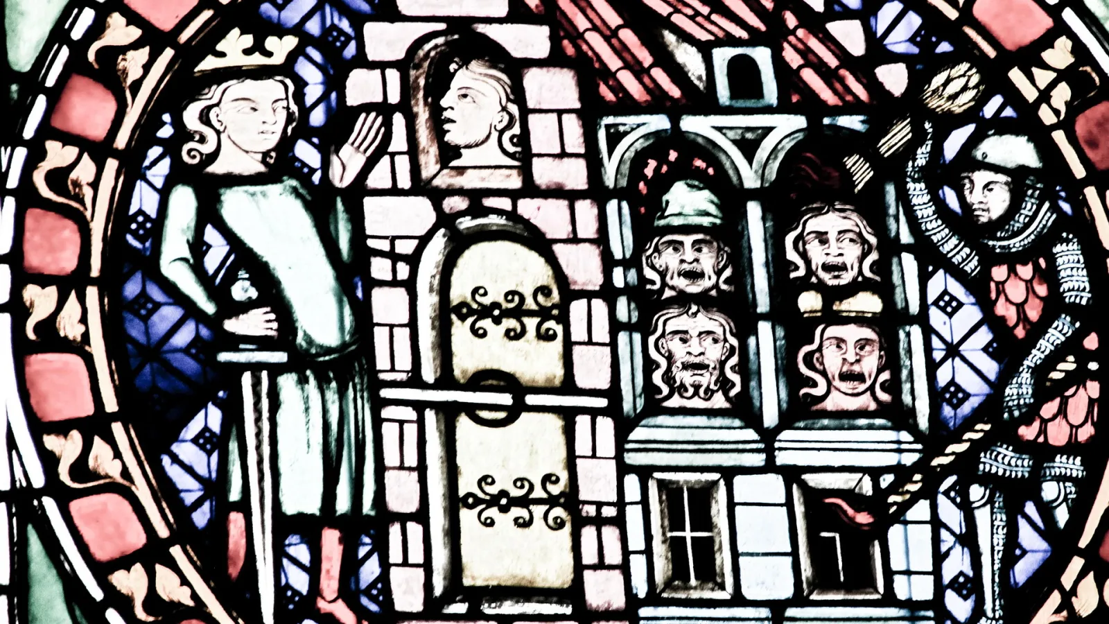 Mittelalterliches Glasfenster: links ein gekrönter Herrscher mit erhobener Hand, in der Mitte ein Turmhaus mit Bogentür und Köpfen in den Fenstern, rechts ein Ritter mit Helm und Kettenhemd.