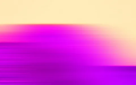 Abstraktes Bild mit horizontalen, verwischten Streifen: oben cremefarbener Himmel, darunter ein Übergang in kräftiges Magenta und Violett.