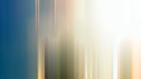 Abstrakte, vertikal verwischte Farbflächen: links dunkles Blau, rechts helles Weiß und warmes Gelb mit senkrechten Schlieren.