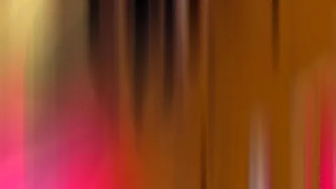 Abstrakte, vertikal verwischte Farbflächen in Orange, Braun, Pink und Gelb, dunklere Streifen oben in der Mitte.