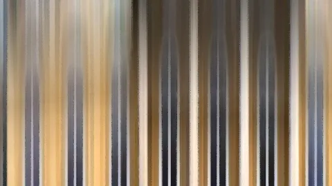 Abstrakte, vertikal verwischte Streifen in Beige, Gold, Grau und Weiß.