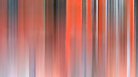 Abstrakte Komposition aus senkrechten, verwischten Streifen in Rot, Orange, Grau und Weiß