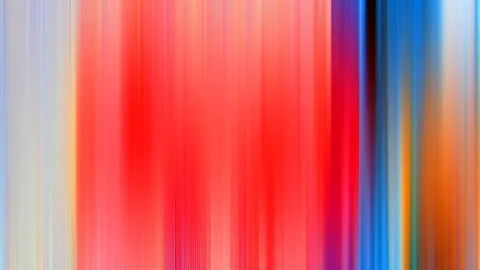 Abstrakte Komposition aus vertikalen, verwischten Farbstreifen: links hellgrau, in der Mitte dominierend Rot und Rosa, rechts Violett, Blau, Schwarz und Orange.