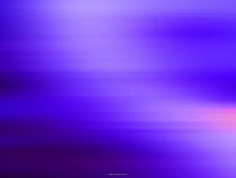 Abstrakte Komposition aus violetten und lilafarbenen horizontalen Schlieren mit hellen Zonen oben und einem rosafarbenen Lichtschimmer rechts.