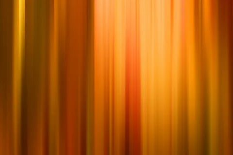 Abstrakte, vertikal verwischte Streifen in Orange, Gelb und Rot, die von dunklen Rändern zu einem hellen Mittelbereich verlaufen.