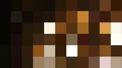 Abstraktes Mosaik aus quadratischen Pixelblöcken in Braun, Ocker, Creme und Weiß, links dunkel, rechts heller.