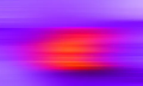 Horizontal verwischte Streifen in Violett und Lila, in der Mitte ein leuchtend oranger bis roter Lichtfleck.