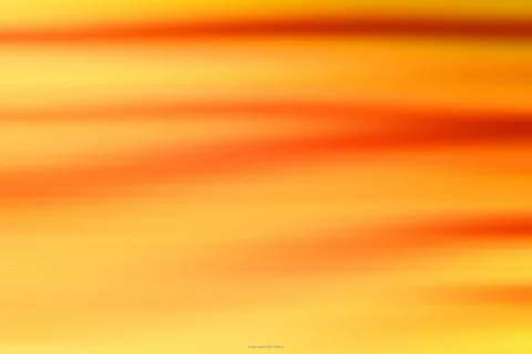 Verschwommene horizontale Streifen in Orange, Gelb und Rot, die wie Lichtbahnen über die Fläche laufen.
