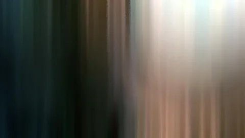Abstrakte, vertikal verwischte Streifen, links dunkles Petrol, rechts helles Pfirsichweiß.
