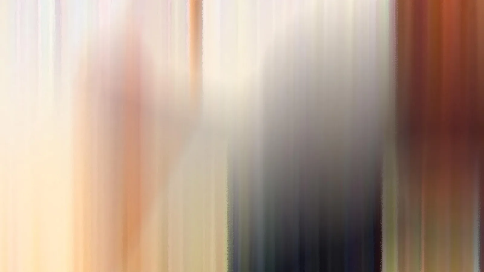 Abstrakte, senkrecht verwischte Farbstreifen in Creme, Grau und Braun, links hell, rechts dunkel.