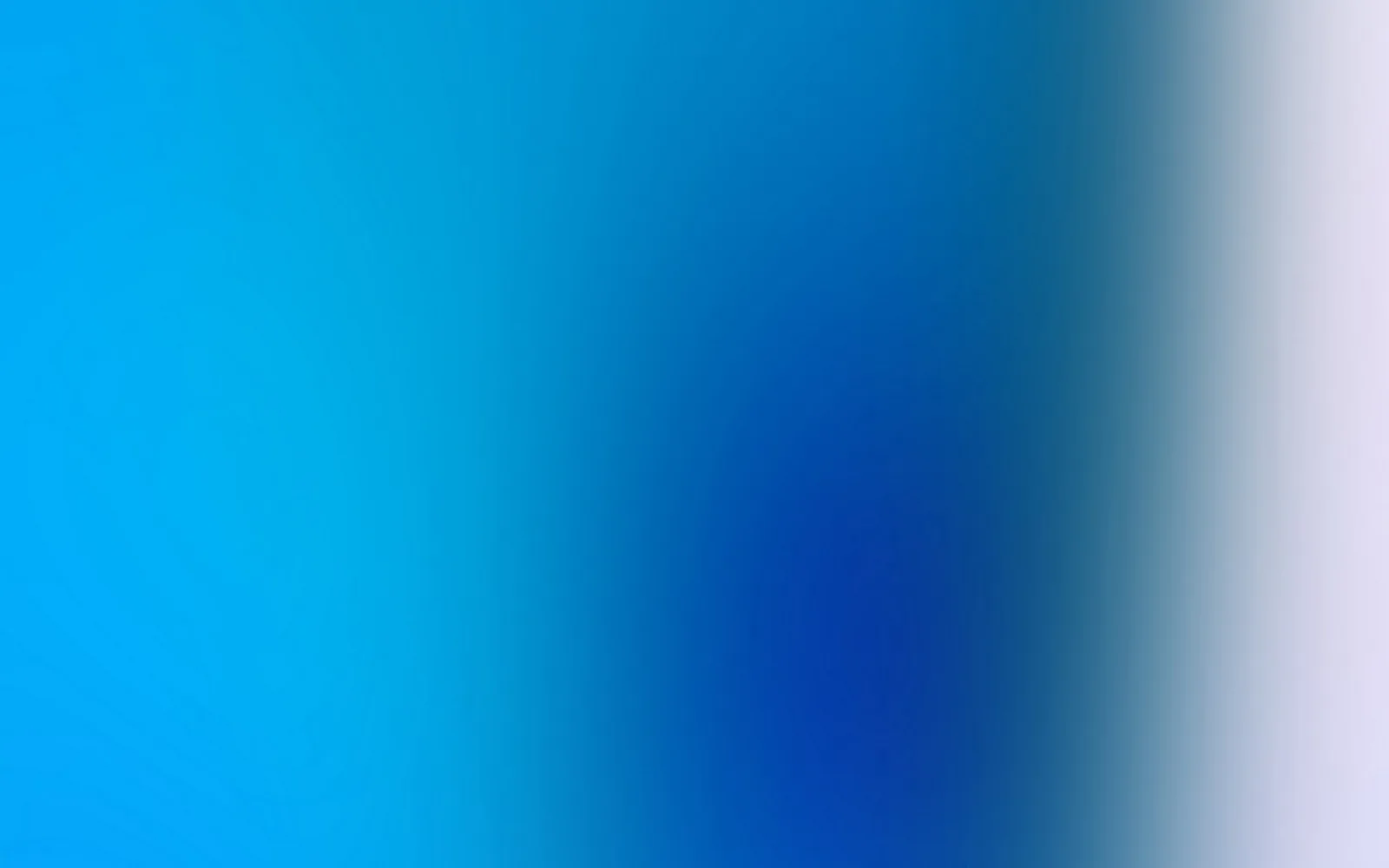 Ein weicher Farbverlauf von hellem Himmelblau links über tiefes Blau in der Mitte bis zu einem blassen Lavendelweiß am rechten Rand.