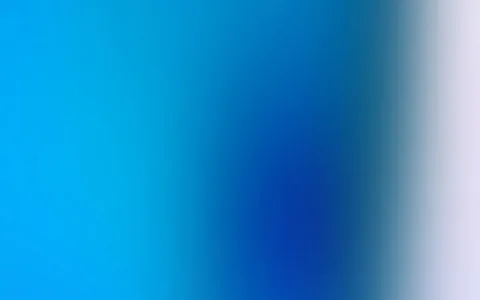 Ein weicher Farbverlauf von hellem Himmelblau links über tiefes Blau in der Mitte bis zu einem blassen Lavendelweiß am rechten Rand.