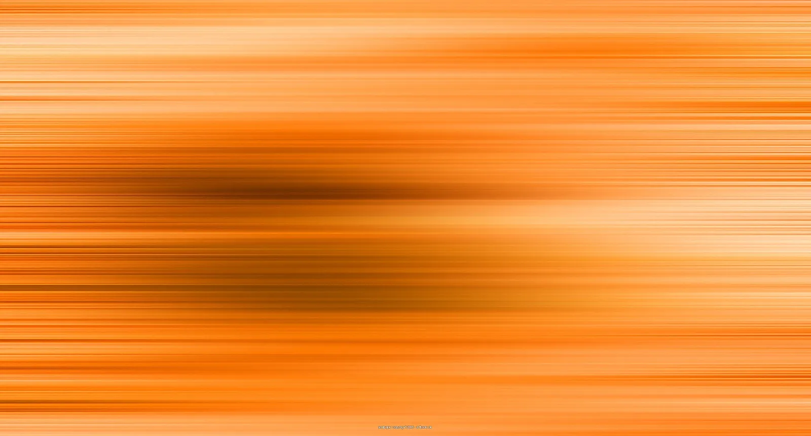 Abstrakte Fläche aus orangefarbenen horizontalen Streifen mit weichen dunklen Schatten in der Mitte links und hellen Bereichen rechts.