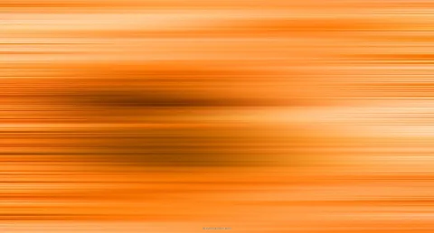 Abstrakte Fläche aus orangefarbenen horizontalen Streifen mit weichen dunklen Schatten in der Mitte links und hellen Bereichen rechts.
