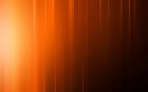 Vertikale orangefarbene Lichtstreifen, links hell leuchtend und nach rechts in dunkles Braun übergehend.