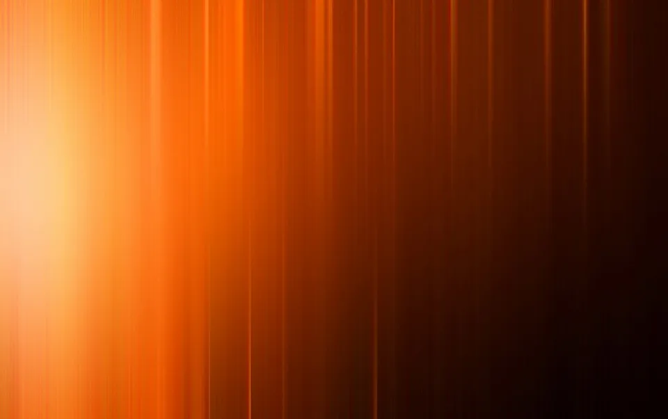 Vertikale orangefarbene Lichtstreifen, links hell leuchtend und nach rechts in dunkles Braun übergehend.