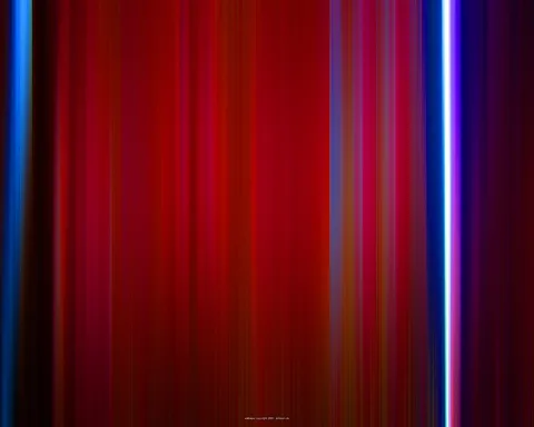 Vertikal verwischte Lichtstreifen in Rot, Magenta und Blau auf dunklem Grund, rechts eine helle weiß-blaue Linie.