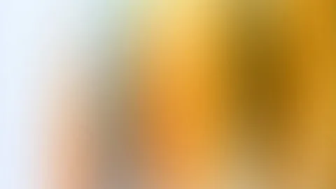 Weich verlaufende Farbflächen in Ocker, Orange und Braun, links von hellem Blau und Weiß begrenzt.