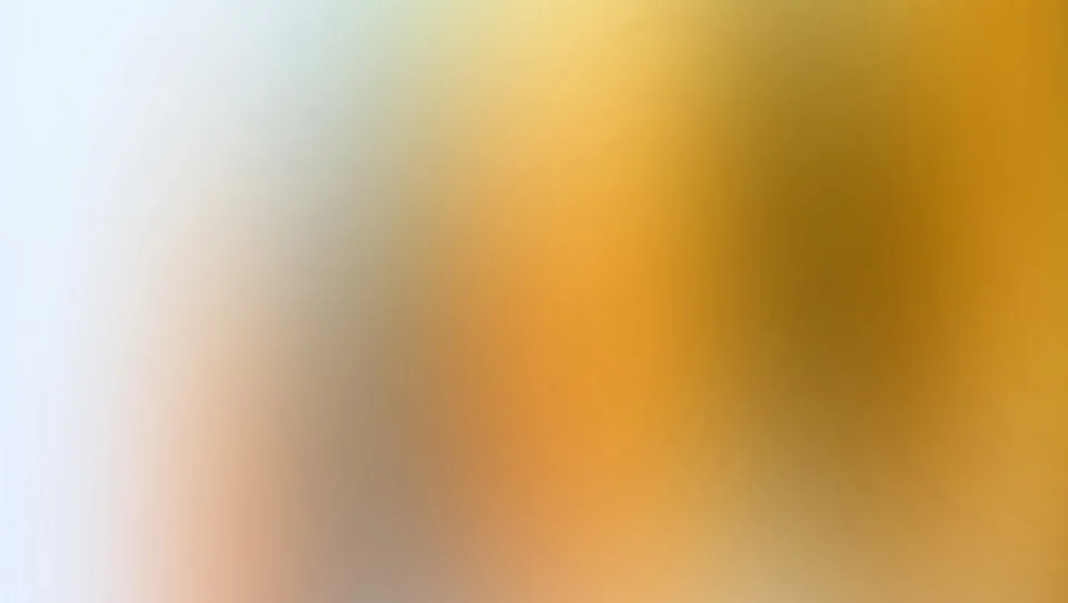 Weich verlaufende Farbflächen in Ocker, Orange und Braun, links von hellem Blau und Weiß begrenzt.