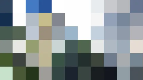 Ein grobes Raster aus quadratischen Pixelblöcken in Blau-, Grau-, Grün- und Weißtönen, ohne erkennbares Motiv.