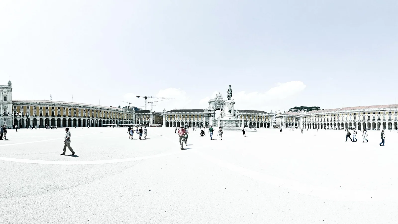 Großer heller Platz mit Arkadenhäusern, einem Triumphbogen und einer Statue, Menschen gehen über das Pflaster.