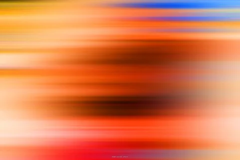 Abstrakte horizontale Bewegungsunschärfe in Orange, Rot, Gelb und Blau mit dunklen Streifen in der Bildmitte