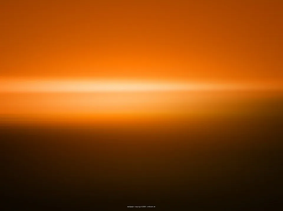 Verschwommene Aufnahme mit leuchtend orangefarbenem Himmel, einem hellen horizontalen Lichtstreifen in der Mitte und einer dunklen, braunen Fläche im unteren Bildbereich.
