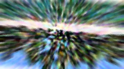 Abstrakte Komposition mit radialem Zoomeffekt: bunte Streifen in Grün, Blau und Rosa laufen zur Mitte, wo dunkle Baumsilhouetten vor hellem Himmel stehen.