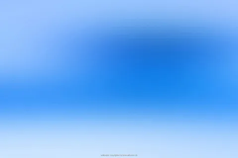 Unscharfer Farbverlauf in Blau- und Hellblautönen mit einer dunkleren blauen Wolke in der Bildmitte und einem hellen Streifen am unteren Rand.