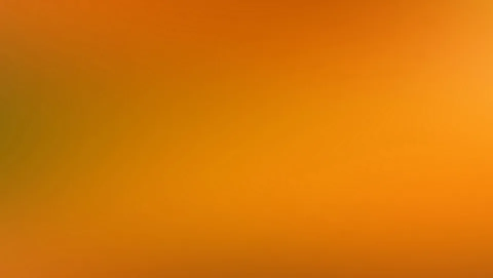 Unscharfer Farbverlauf in Orange und Ocker, links am Rand leicht ins Olivgrüne übergehend, rechts heller.