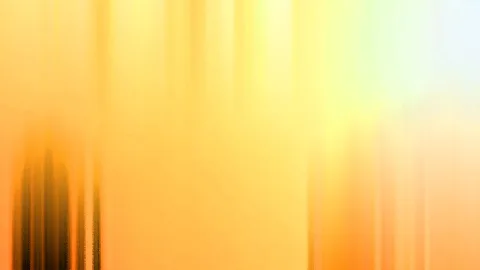 Abstrakte Bewegungsunschärfe in Orange und Gelb mit dunklen vertikalen Schlieren unten links und rechts.