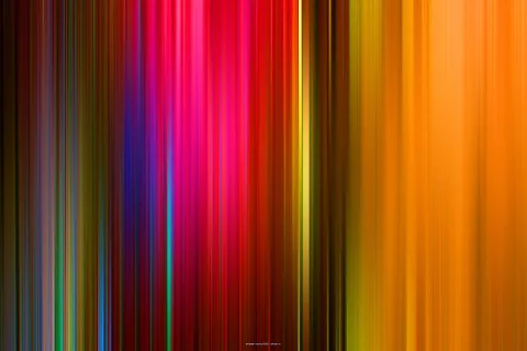 Abstrakte Komposition aus senkrechten, verwischten Farbstreifen in Rot, Pink, Orange, Gelb, Blau und Grün auf dunklem Grund.