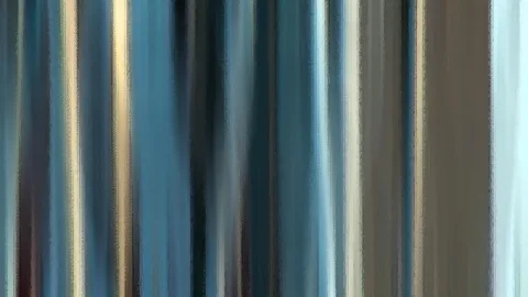 Abstrakte Komposition aus senkrechten, unscharfen Streifen in Blau, Petrol, Grau und Cremeweiß, mit feiner malerischer Textur.