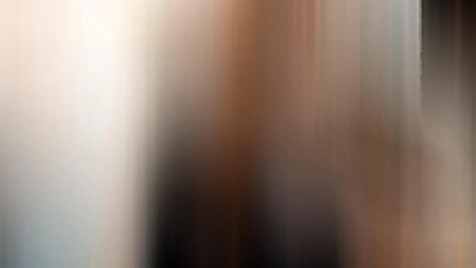 Vertikal verwischte Streifen in Beige, Weiß und Braun, rechts und unten mit dunklen Schatten.