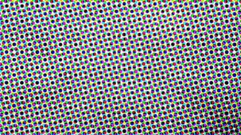 Dichtes Raster aus kleinen farbigen Punkten in Rot, Grün, Blau, Gelb, Cyan und Magenta auf weißem Grund, teils mit schwarzen Punkten durchsetzt.