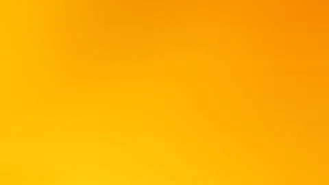 Großflächiger Verlauf von Gelb unten links zu tiefem Orange oben rechts, ohne erkennbare Motive.